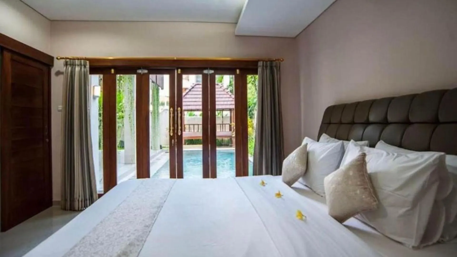 Huge Two Storey 4 Bed 4 Bath Villa With Pool Right In The Heart Of Seminyak Indonesia